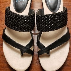 Yuu Pauline Sandals in Black